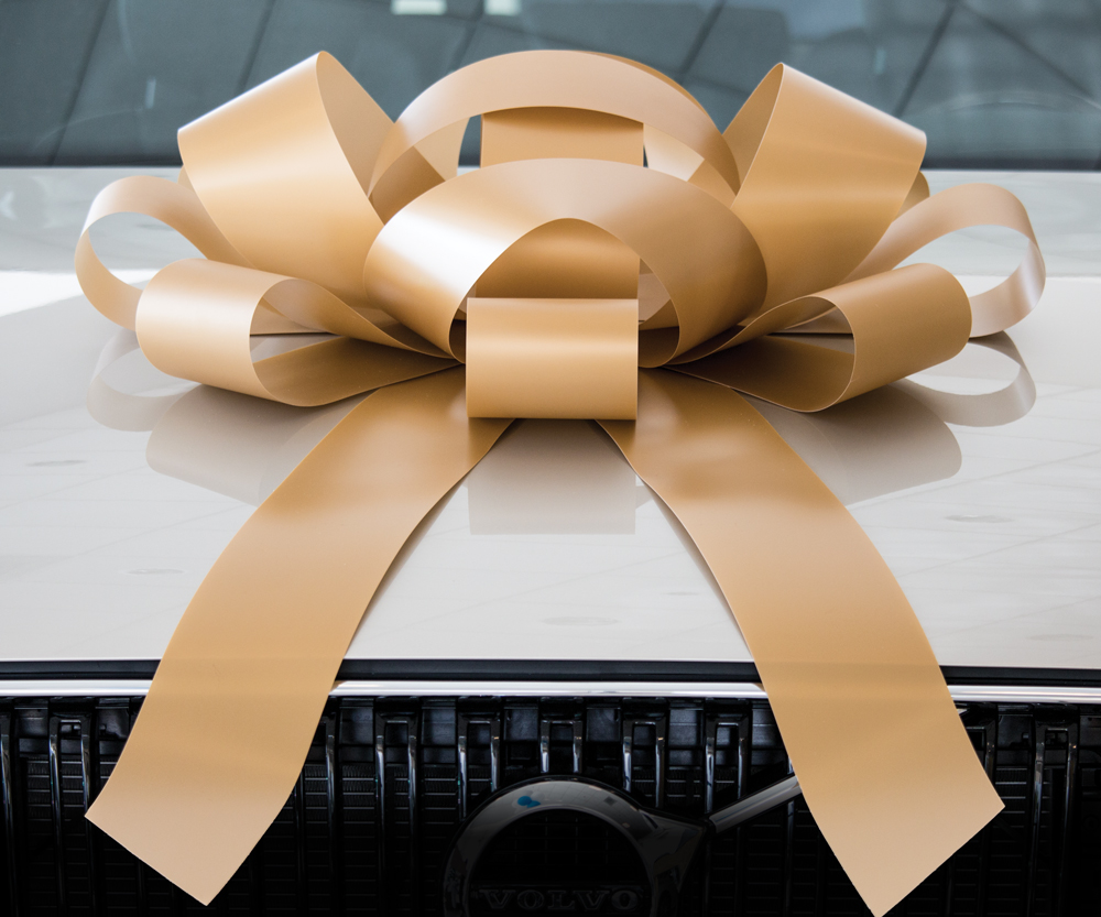 30-inch gold magnetic car bow with two matching tails
