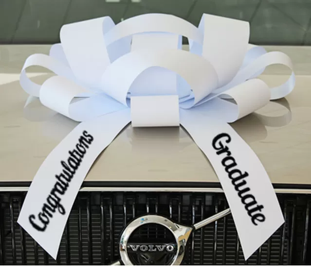 30-inch white magnetic car bow with Congratulations Graduate lettering